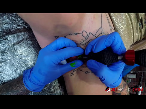 ❤️ Keçika pir tattookirî Sully Savage tattooek li ser klîtorê xwe kir. ️❌ Porno li ku.dreamlandpassionfever.ru ❌❤
